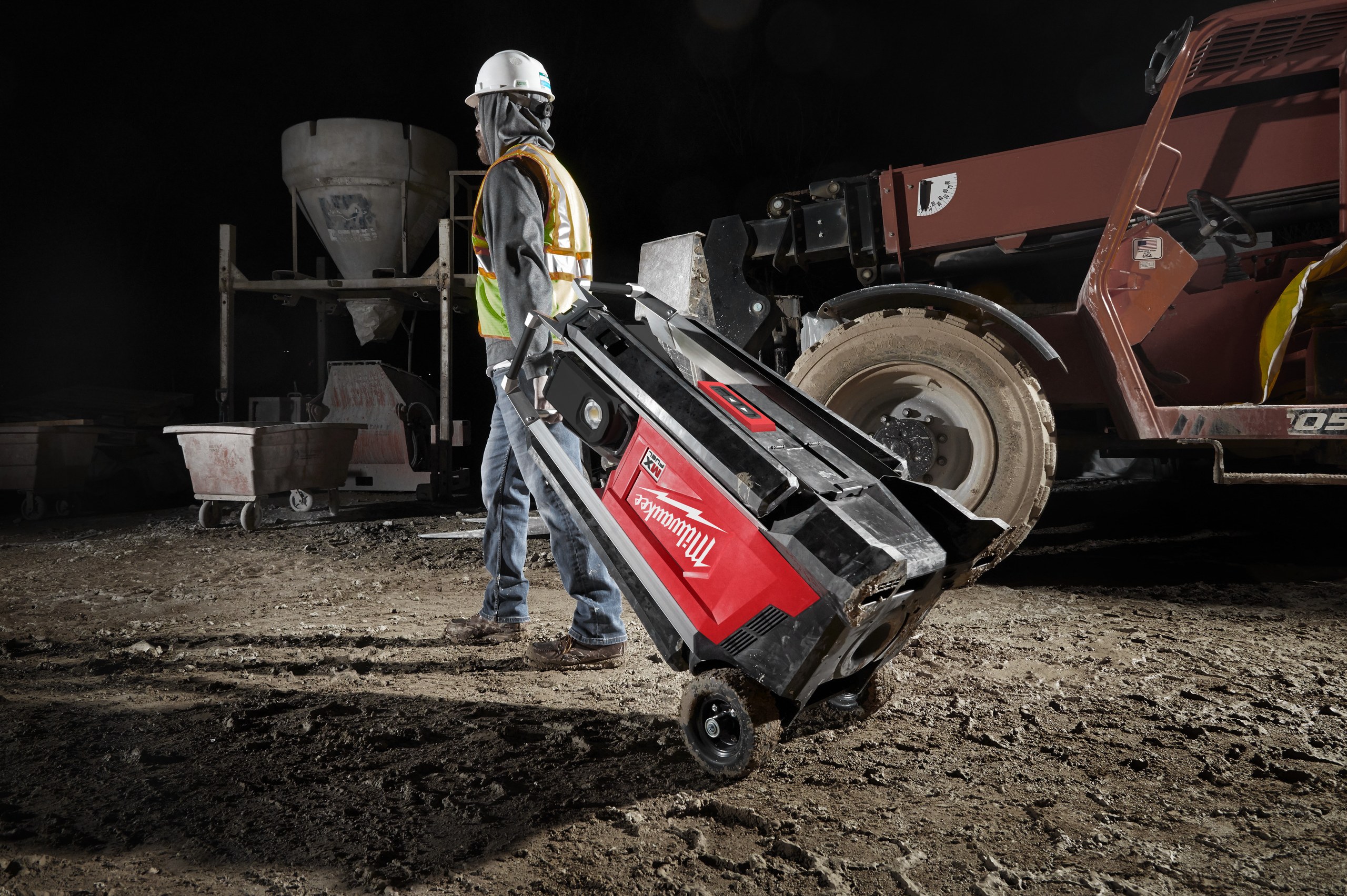 MXF TL MX FUEL ROCKET Tower Light in use on the job