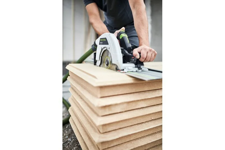 Festool HK 85 kapper en stabel bord på kappeskinne