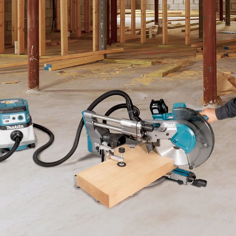 Makita LS003G mitre saw, delivery contents laid out