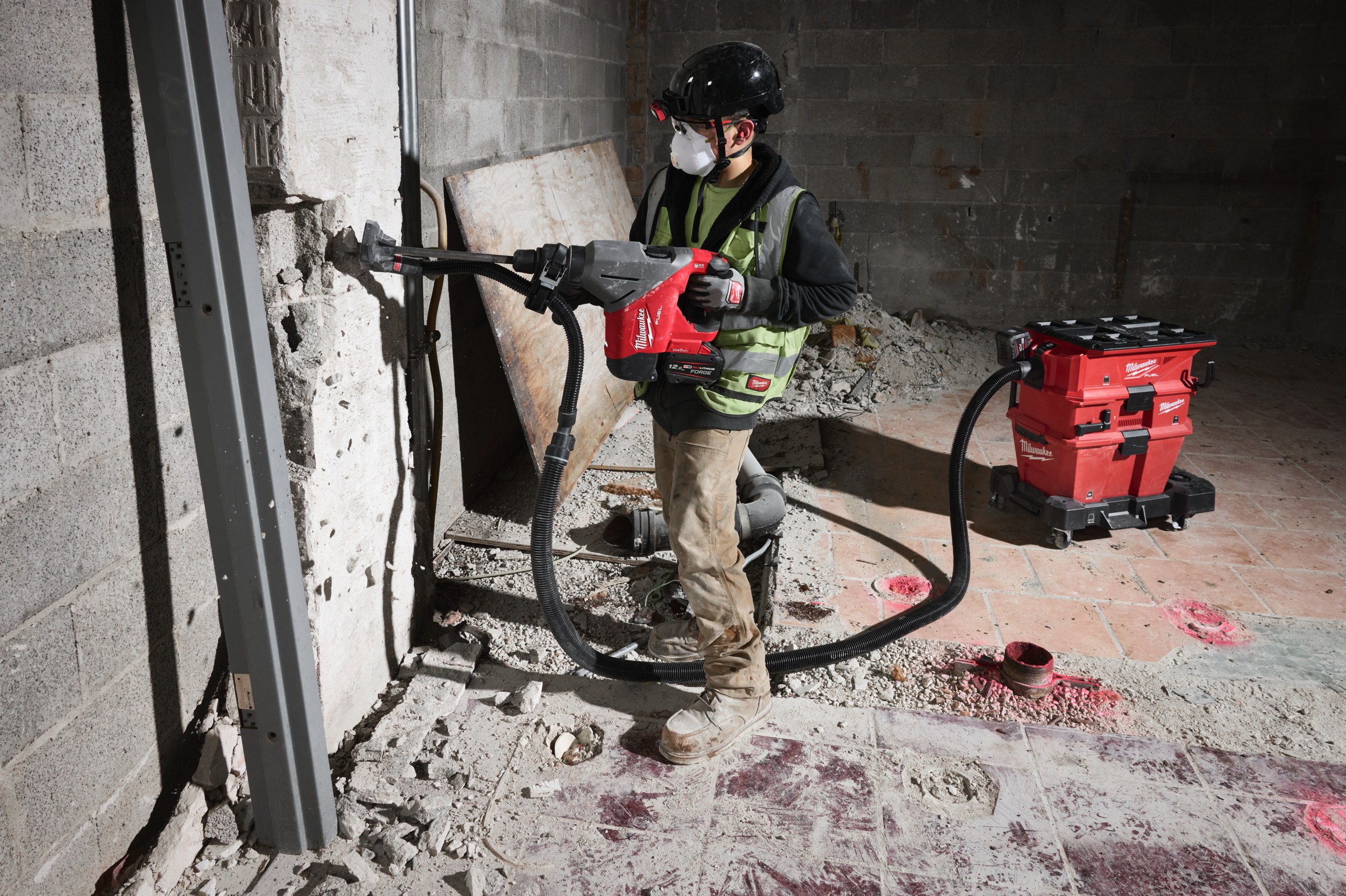 M18 FHACO745 FUEL 45 mm SDS-max borhammer med ONE-KEY i bruk på jobben