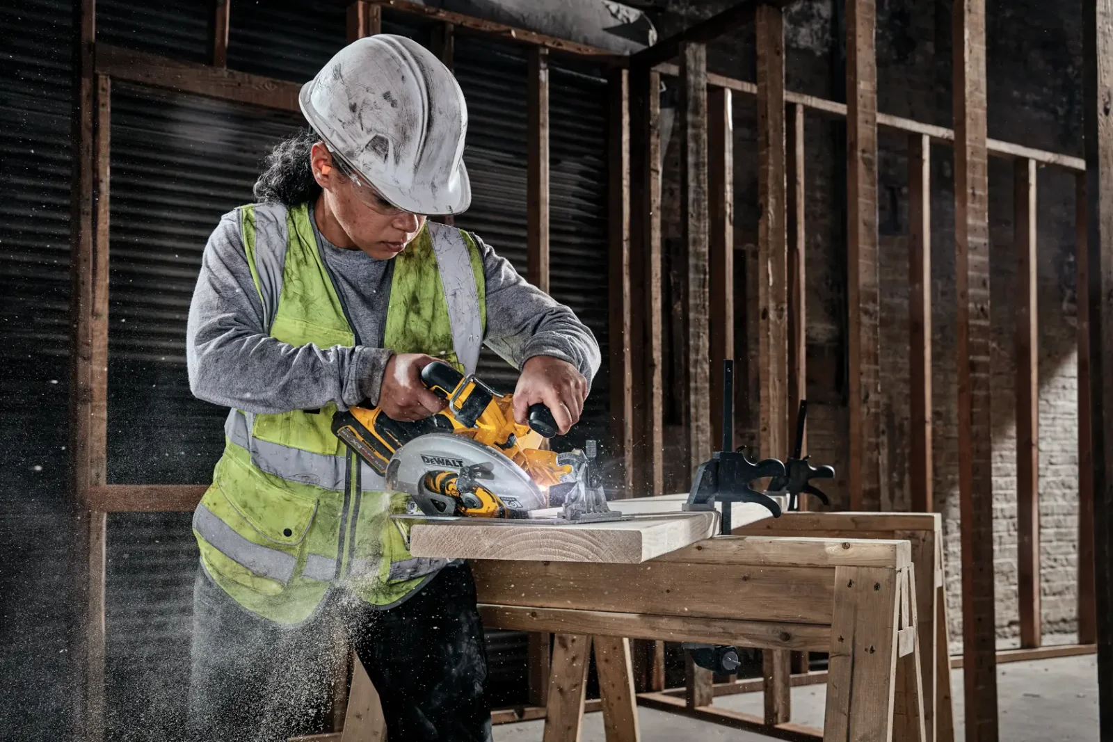 DeWalt DCS573 cirkelsåg i arbete på bygget