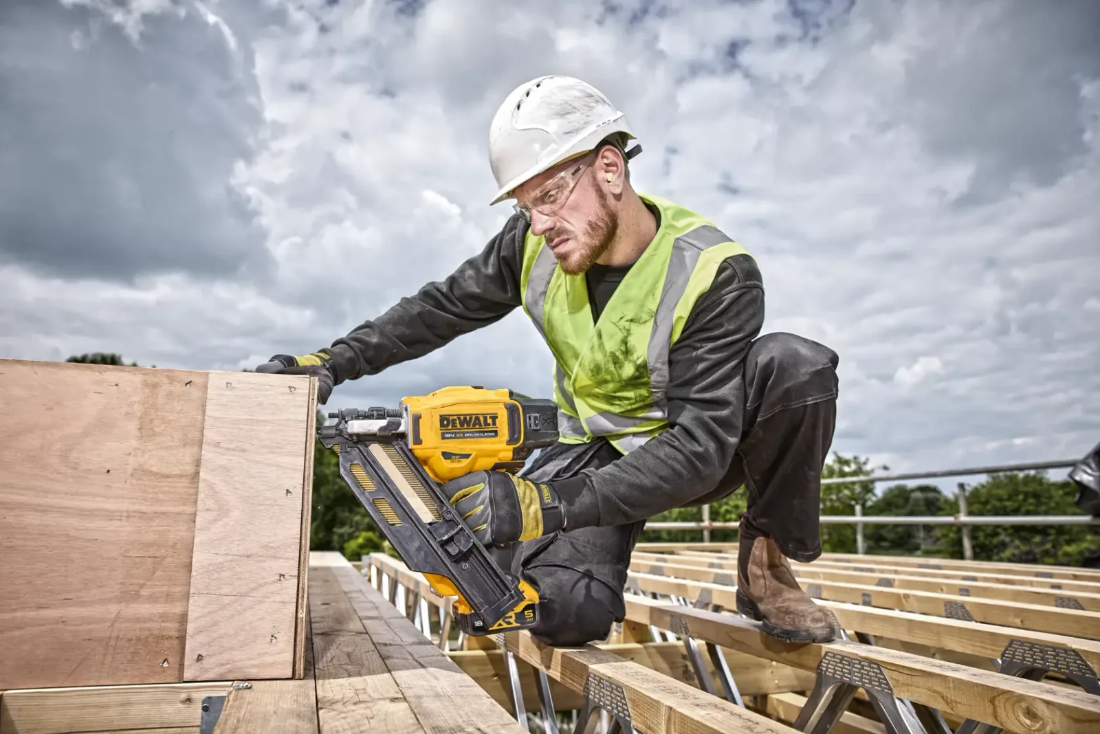 DeWalt DCN930 constructietacker in gebruik op de bouwplaats