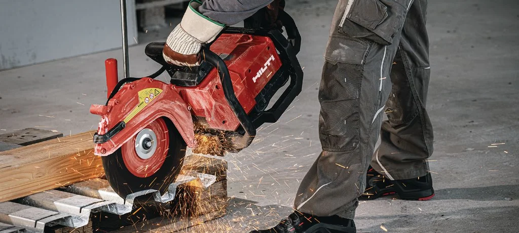 Worker cutting concrete with the Hilti DSH 700-22 ATC