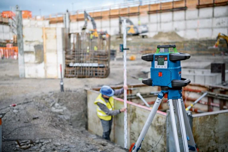 Bosch GRL 650 CHVG in use