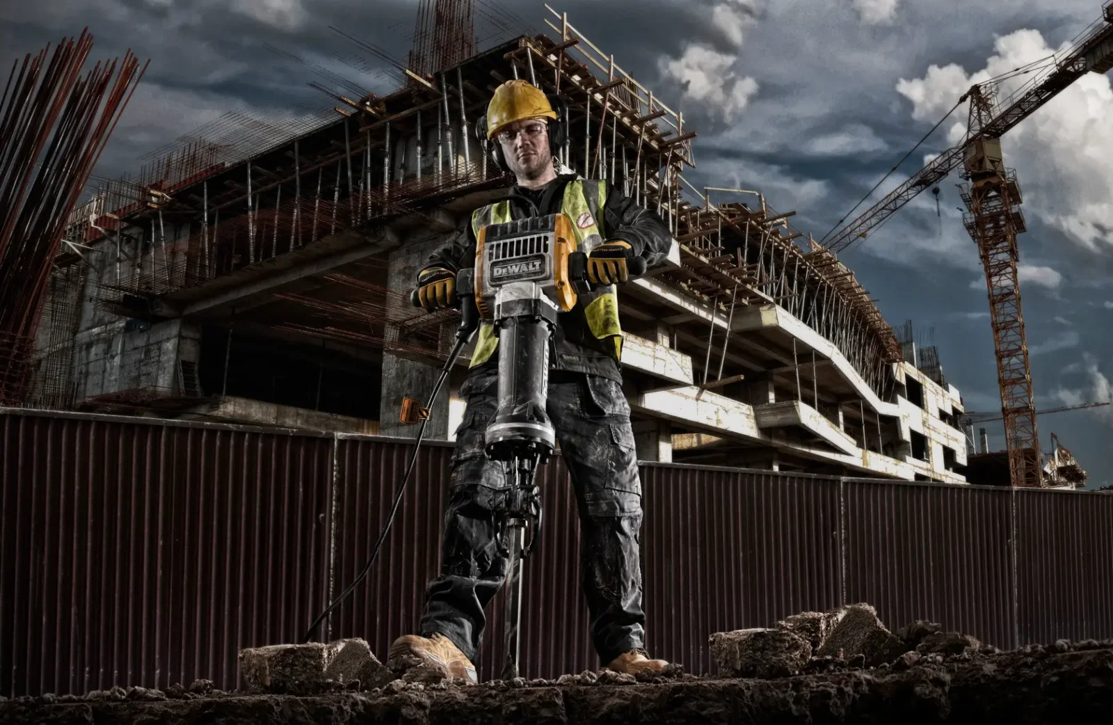DeWalt D25981 meiselhammer i bruk på byggeplassen