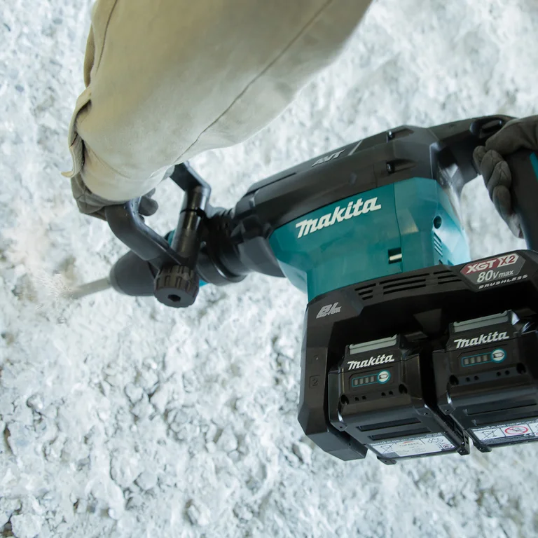 Makita HM002G demolition hammer, delivery contents laid out