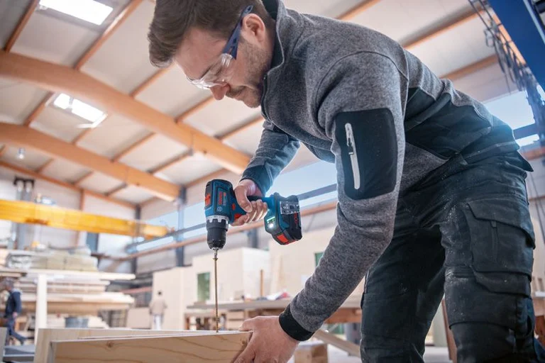 Bosch GSR 18V-90 C in use, view 2