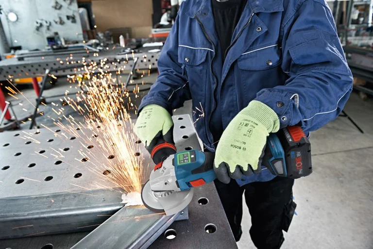 Bosch GWS 18V-15 SC in use, view 2