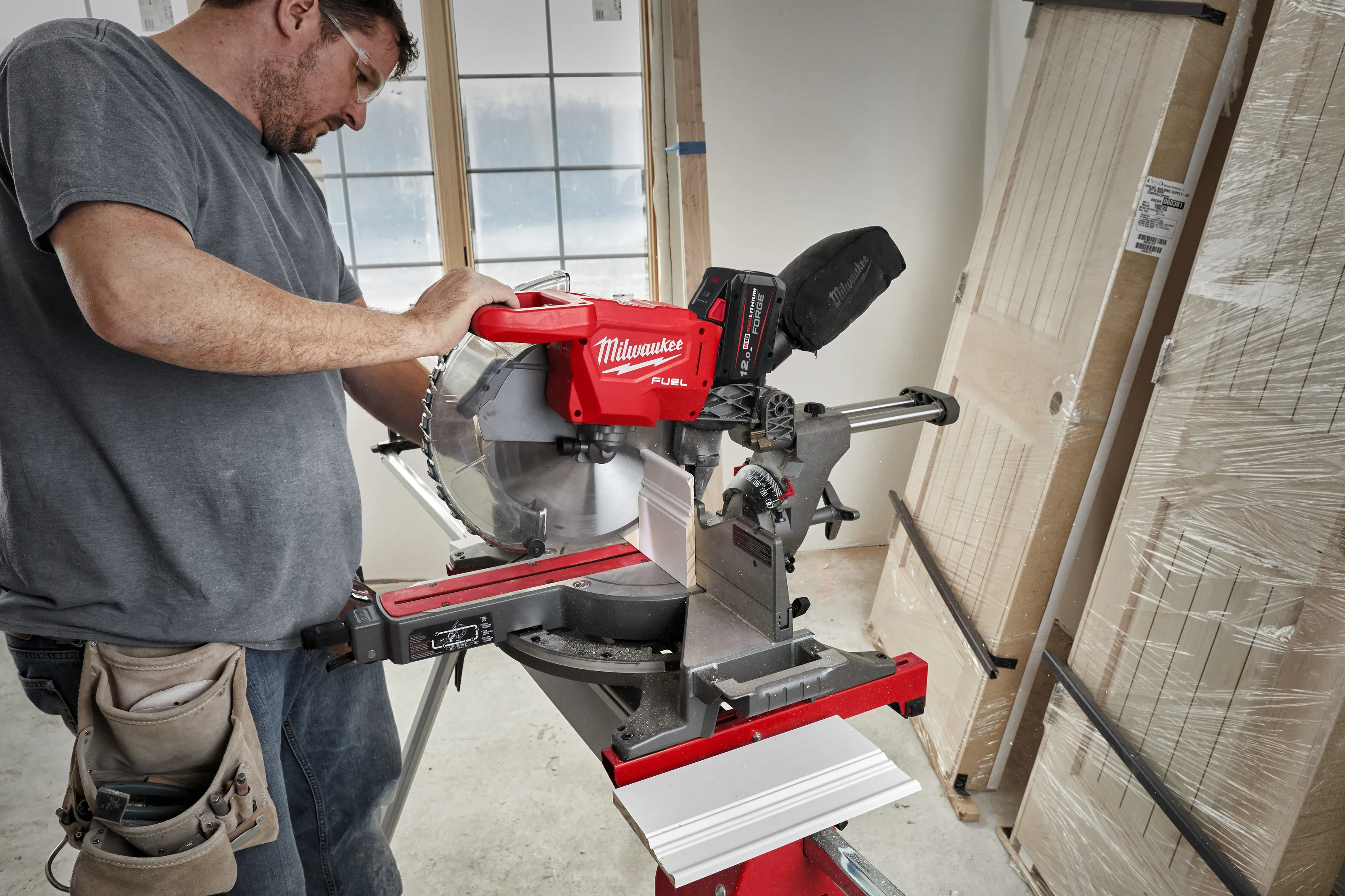 M18 FMS305 FUEL 305 mm Mitre Saw in use on the job