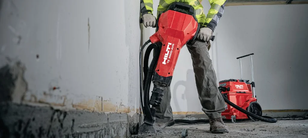 Hilti TE 3000-AVR in use outdoors