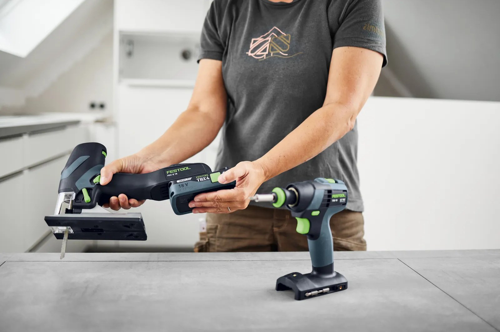 Fitter using the PSC-E 18 next to a Festool drill
