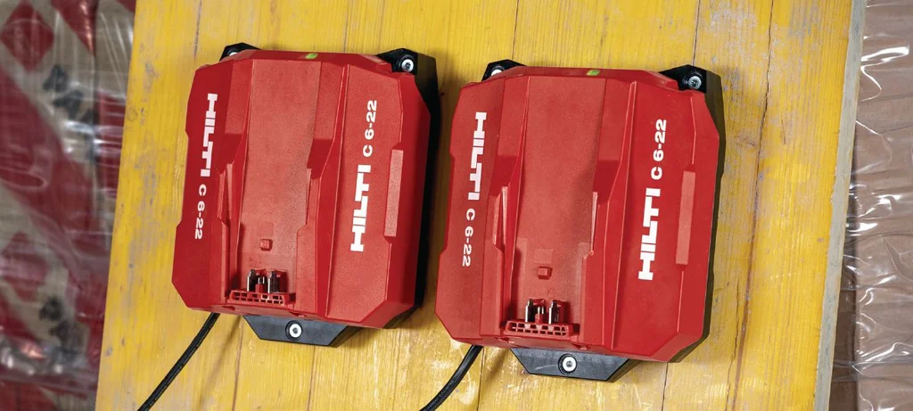 Hilti C 6-22-lader med Nuron-batterier på byggeplassen