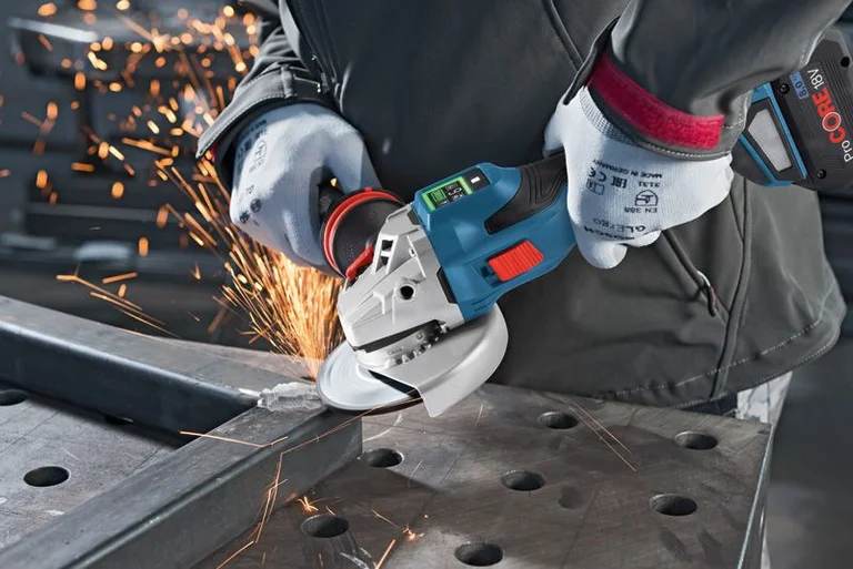 Bosch GWS 18V-15 SC in use
