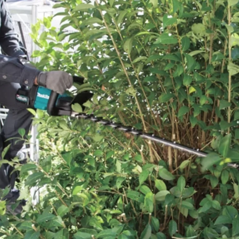Makita UH004G hedge trimmer, delivery contents laid out