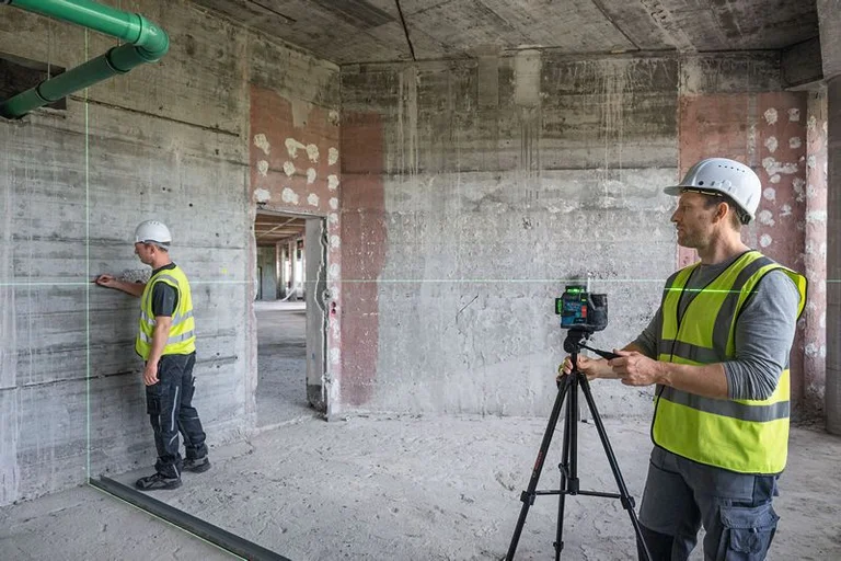 Bosch GLL 12V-100-33 CG in use