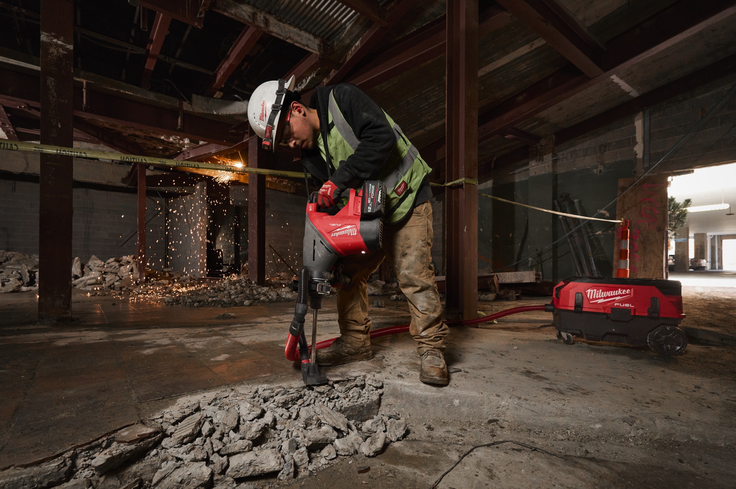 M18 FHACO745 FUEL 45 mm SDS-max borhammer med ONE-KEY i bruk på jobben