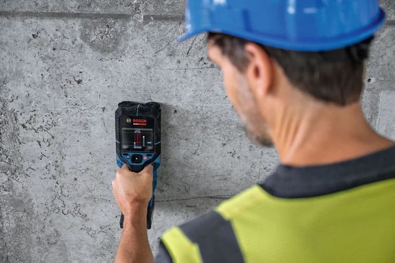 Bosch D-tect18V-200-17C in use