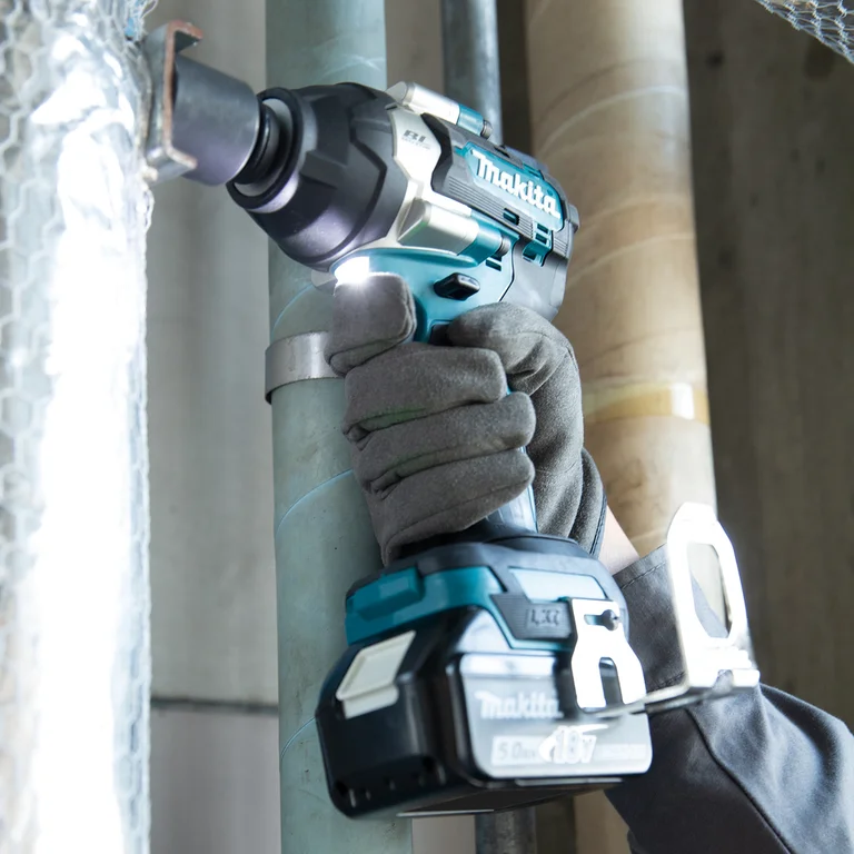 Makita DTW700 impact wrench, delivery contents laid out