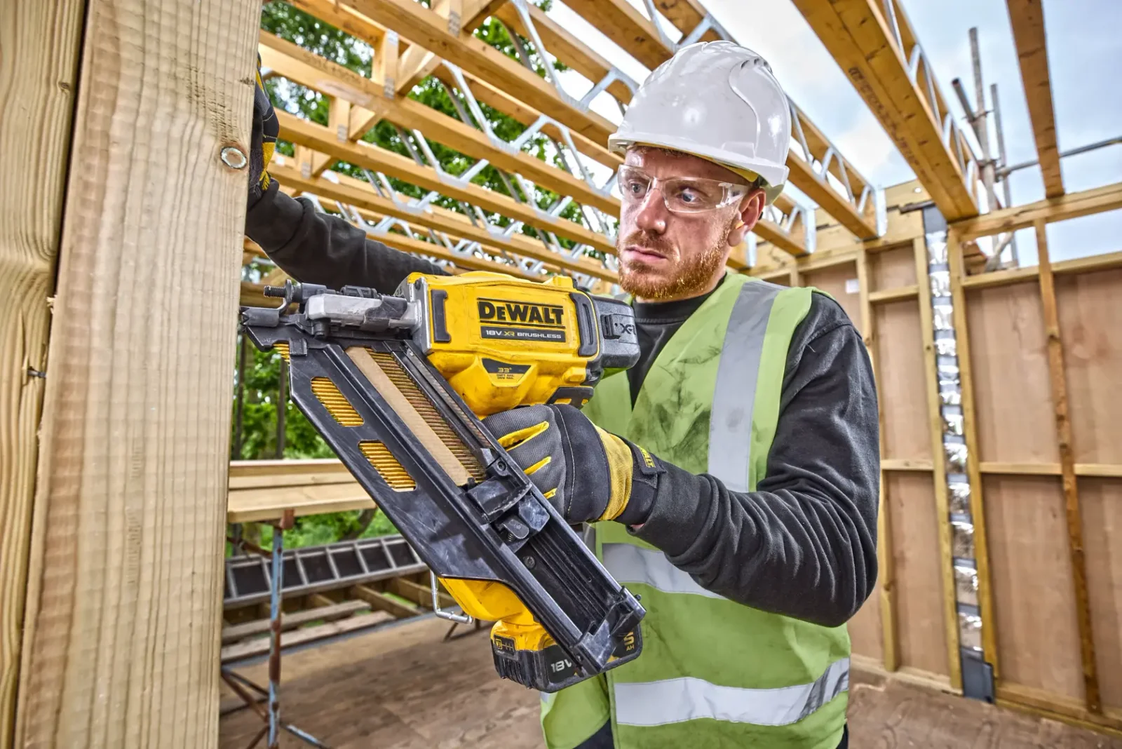 DeWalt DCN930 constructietacker in gebruik op de bouwplaats