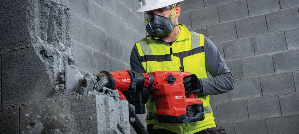 Worker chiselling a wall with the Hilti TE 500-22