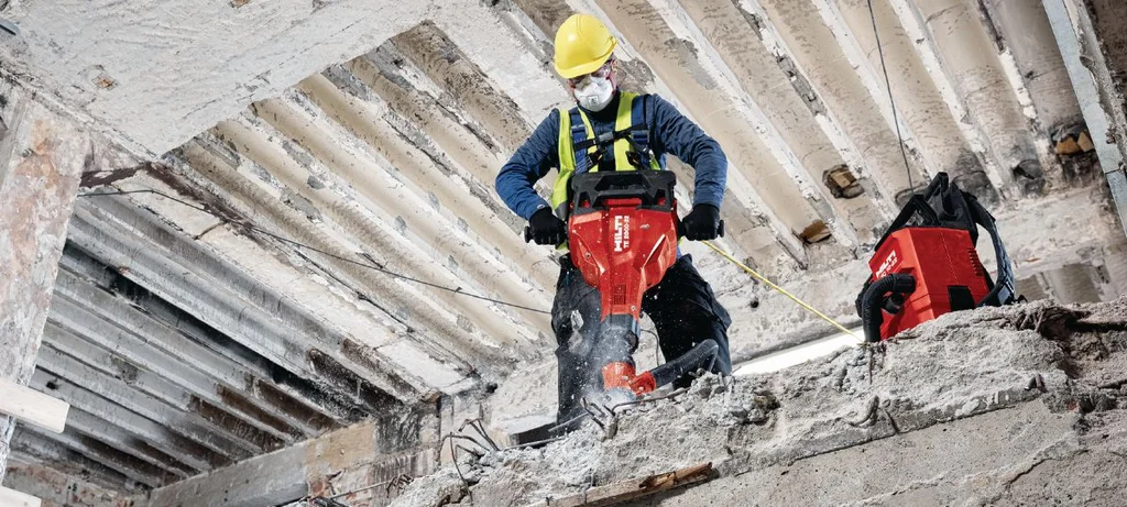 Worker breaking concrete with the Hilti TE 2000-22