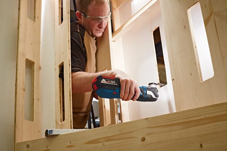 Bosch GOP 18V-28 in use, view 2