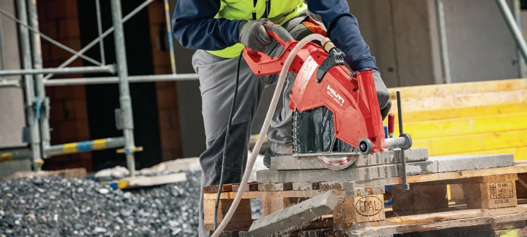 Worker cutting concrete with the Hilti DCH 300-X