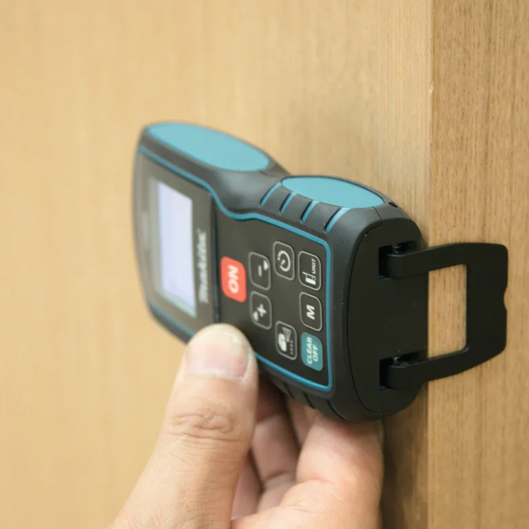 Makita LD080PI laser distance measure, delivery contents laid out