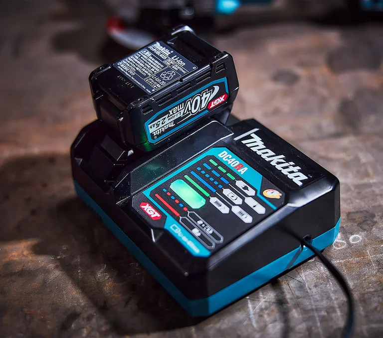 Makita DC40RA charger, delivery contents laid out