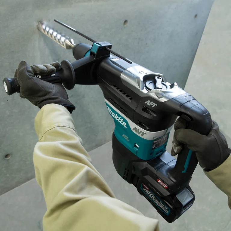 Makita HR005G SDS-max rotary hammer, delivery contents laid out