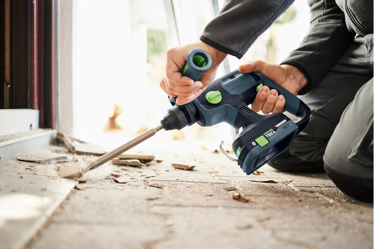 Festool KHC-S 18 meisler gamle fliser av et gulv
