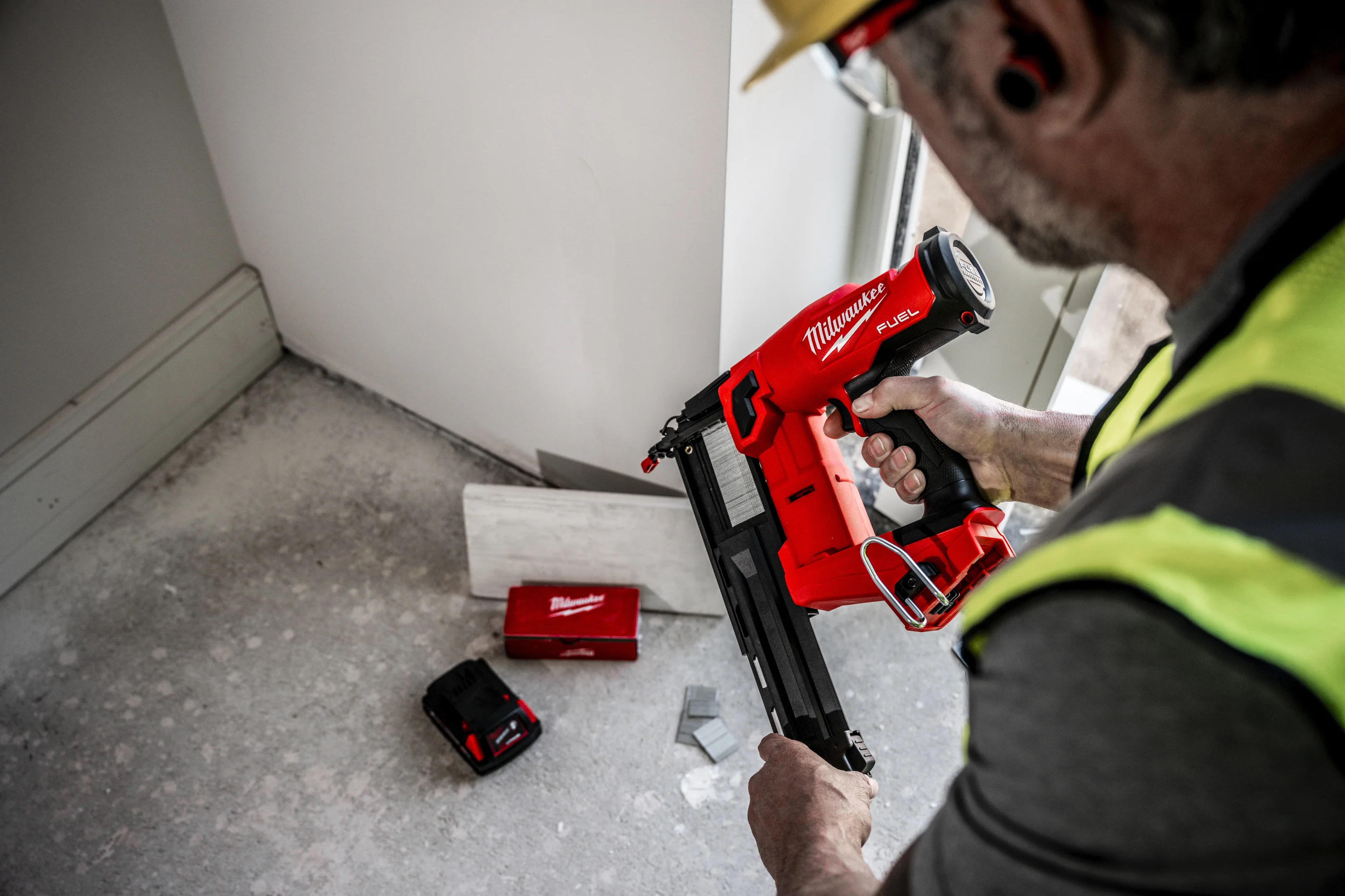 M18 FN18GS FUEL 18 gauge dykkertpistol i bruk på jobben