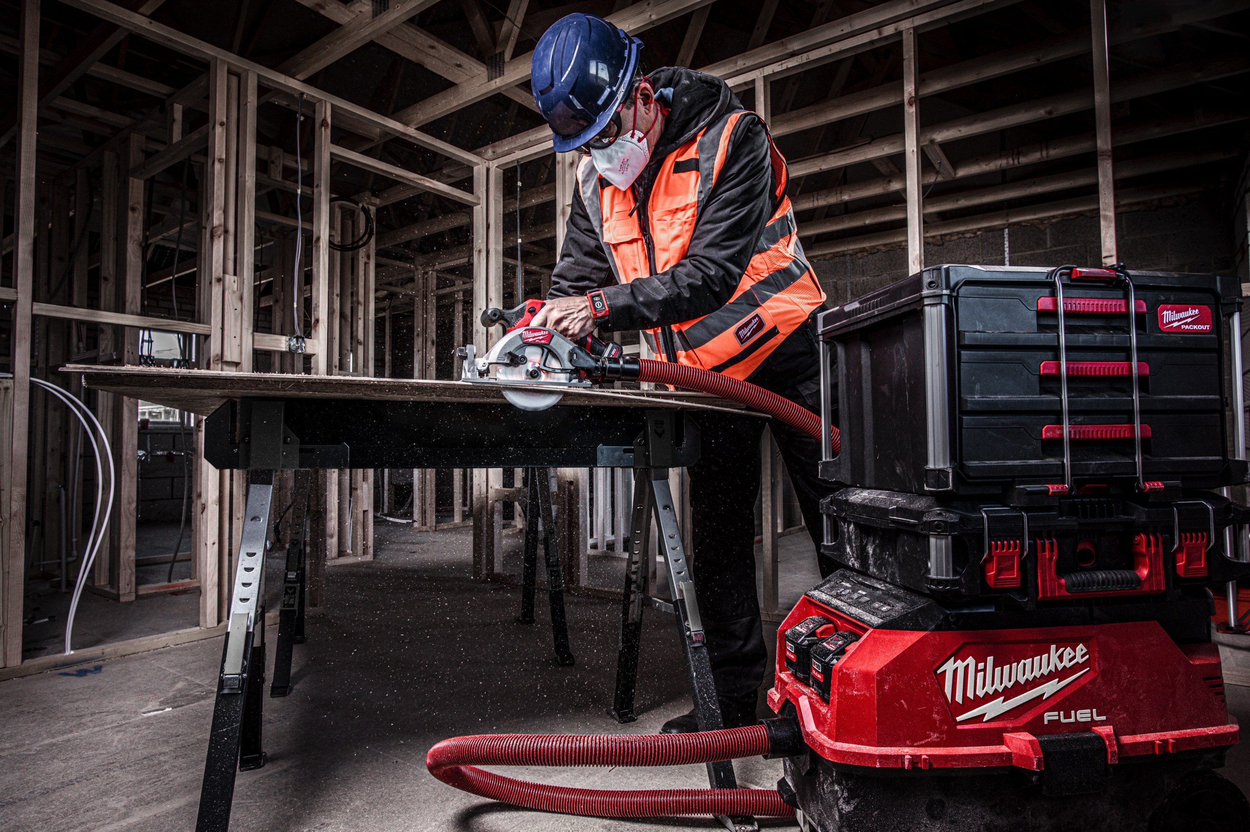 M18 ONEF2VC34M FUEL M-klasse støvsuger for to batterier i bruk på jobben