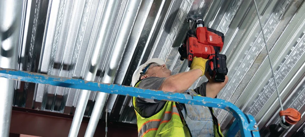 Vakman boort in beton met de Hilti TE 6-22