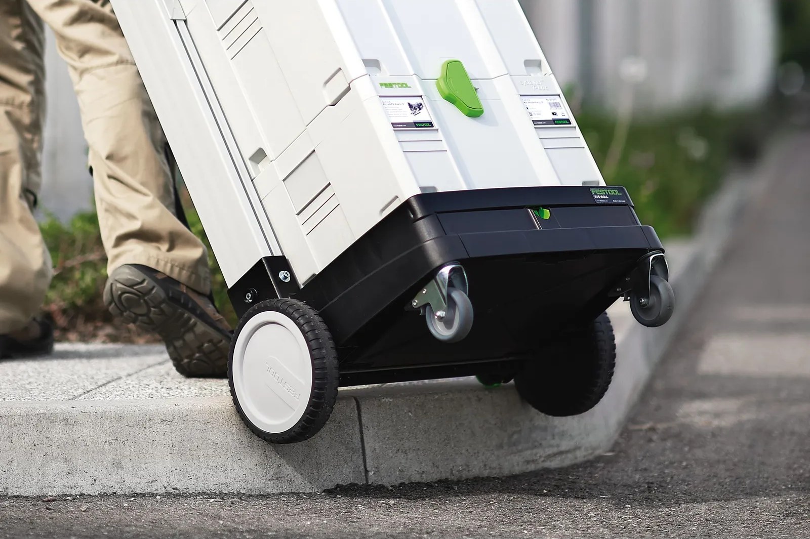 Pulling a loaded SYS-Roll 100 over a kerb