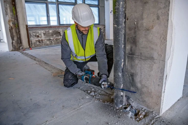 Bosch GSA 18V-28 in use, view 2