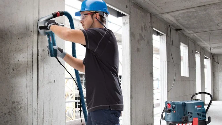 Bosch GAS 55 M AFC in use, view 2