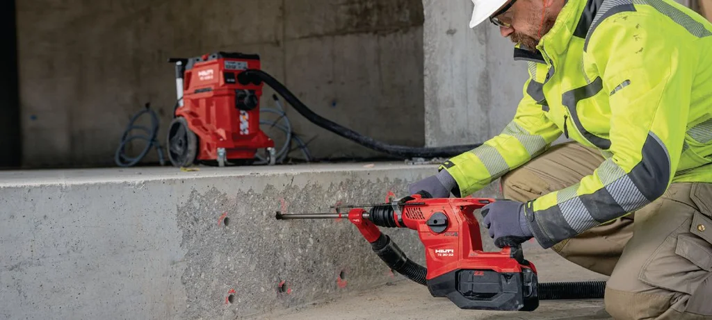 Entreprenör som borrar ankarhål med Hilti TE 30-22