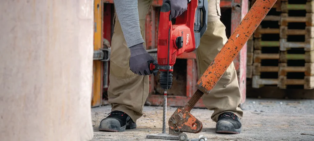 Montør som borer i en betongsøyle med Hilti borhammer