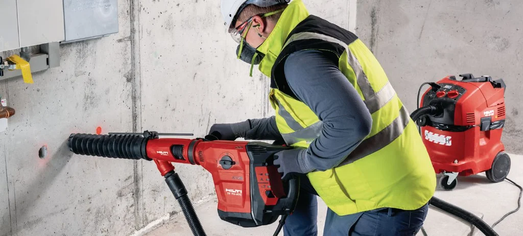 Arbeider som borer i betong med Hilti TE 70-ATC/AVR
