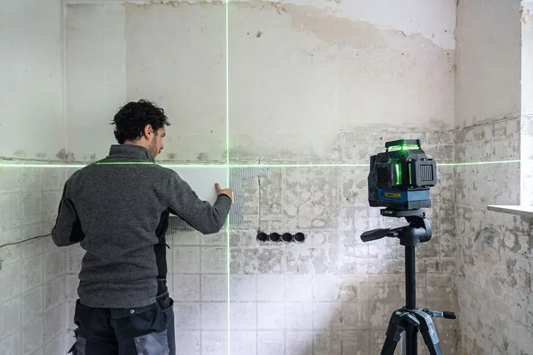Bosch GLL 12V-100-33 CG in use, view 2