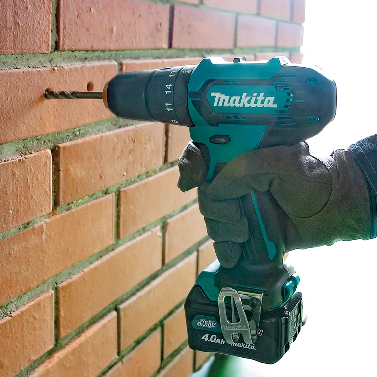 Makita HP333D combi drill, delivery contents laid out