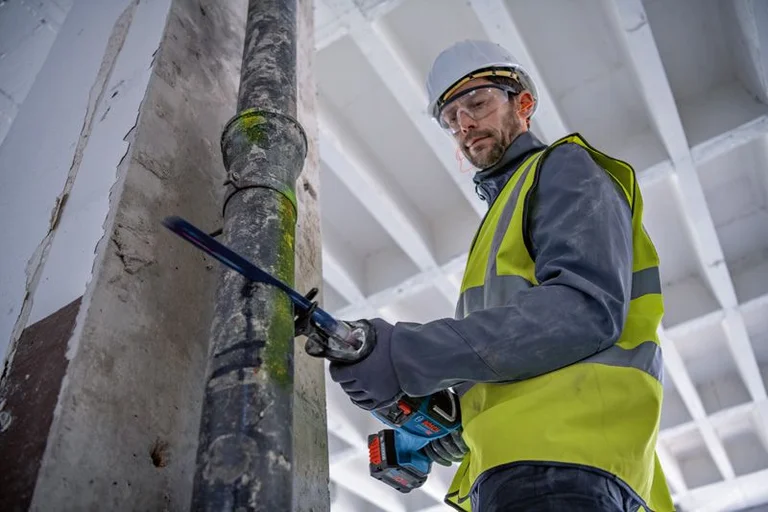 Bosch GSA 18V-28 in use