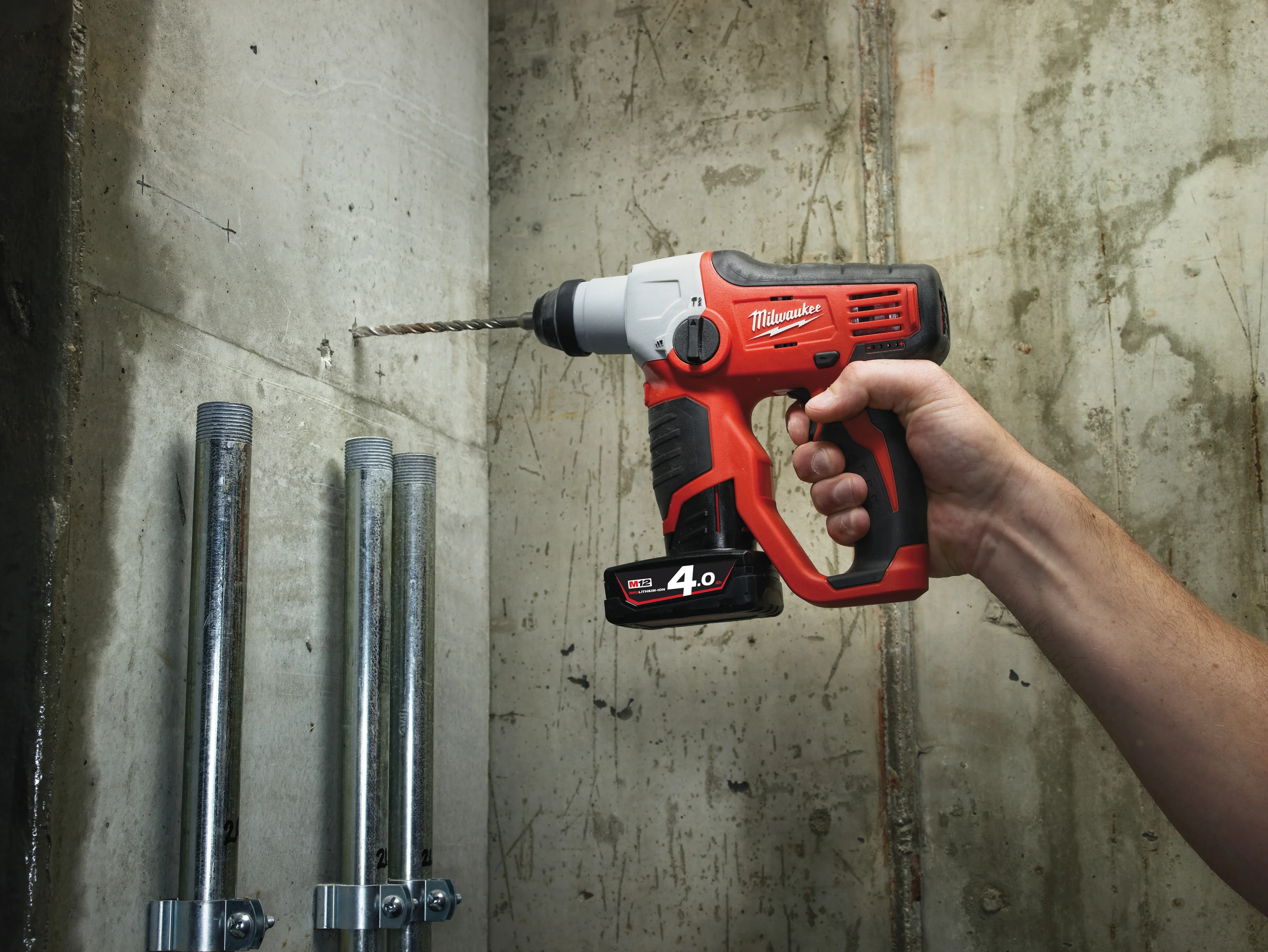 M12 H subkompakt SDS-plus-borhammer i bruk på jobben