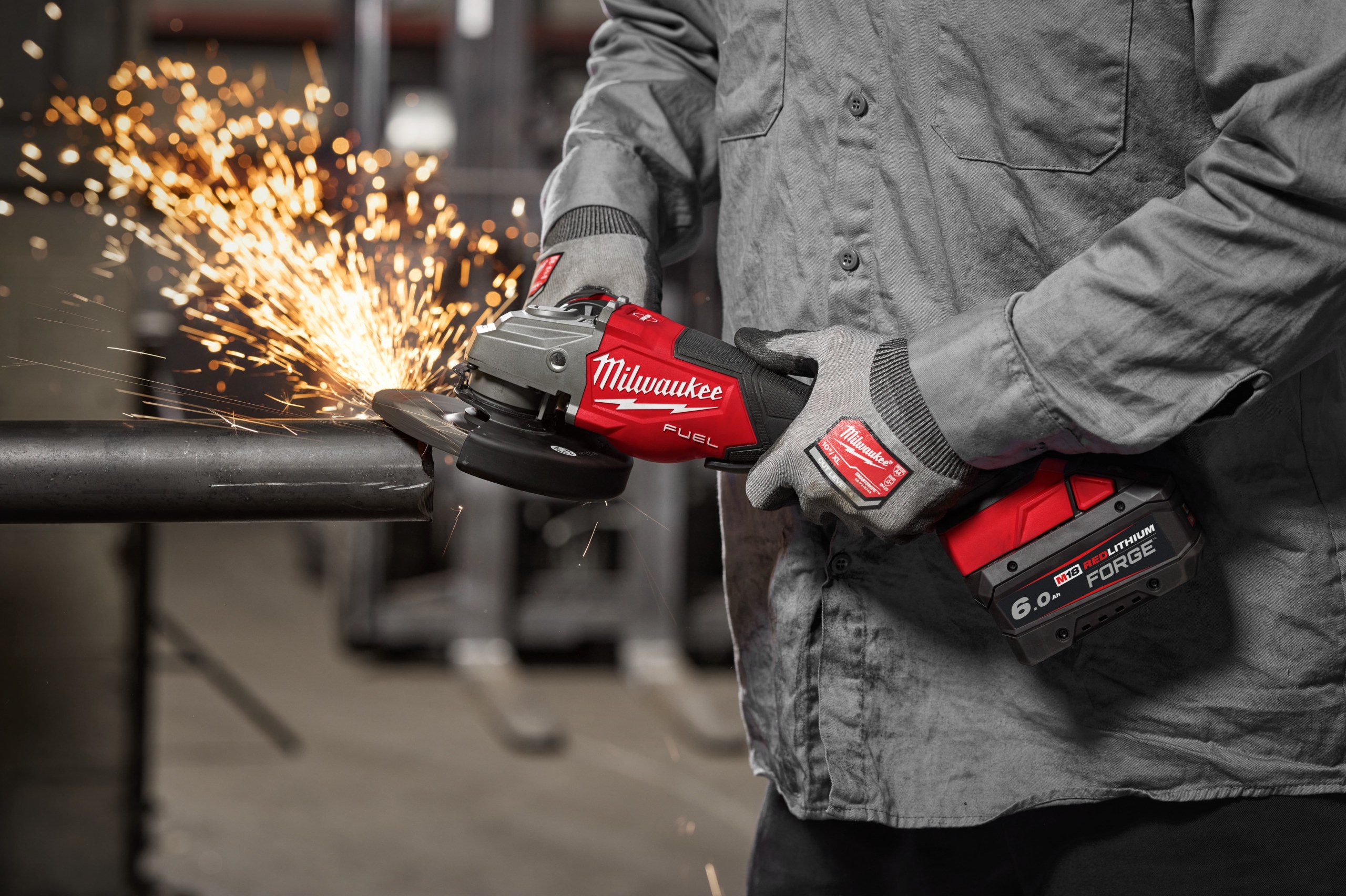 M18 FHSAG125XPDB2 FUEL 125 mm Braking Grinder with Paddle Switch in use on the job