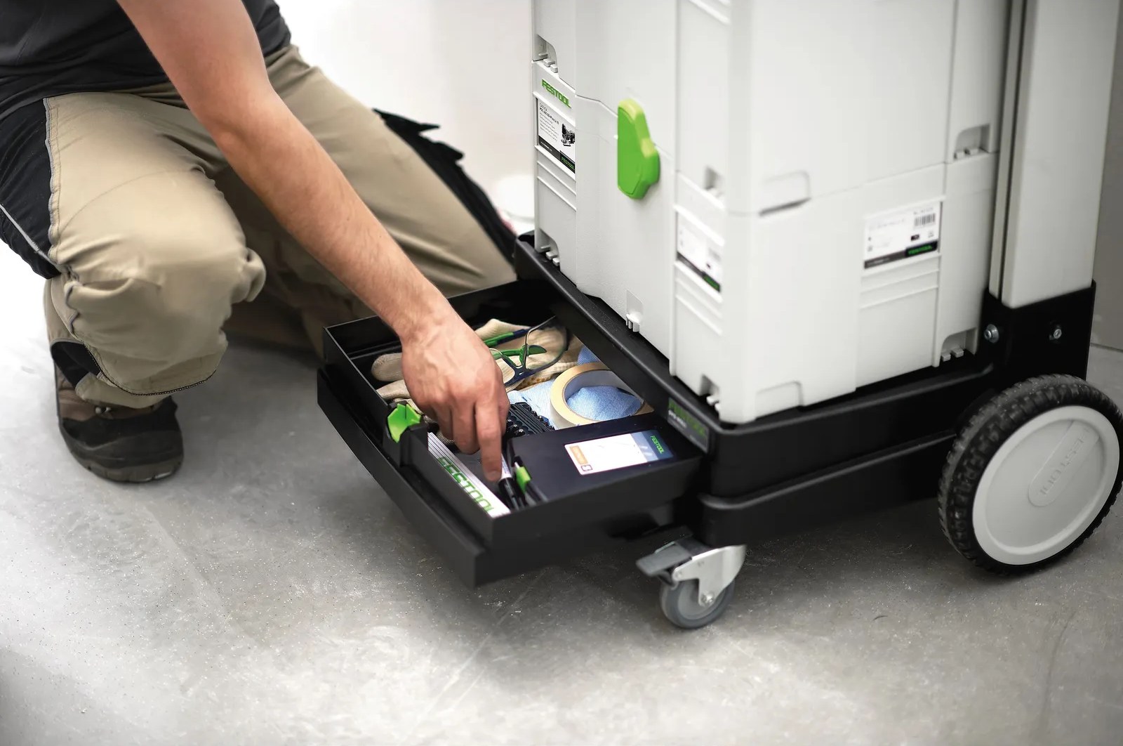 Opening the drawer of a loaded SYS-Roll 100
