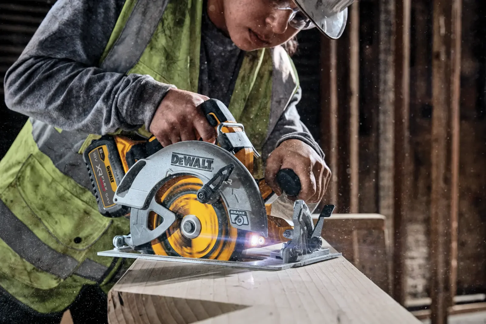 DeWalt DCS573 cirkelsåg i arbete på bygget