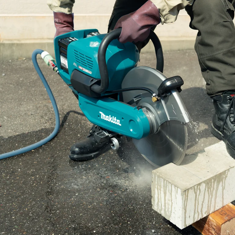 Makita CE001G power cutter, delivery contents laid out