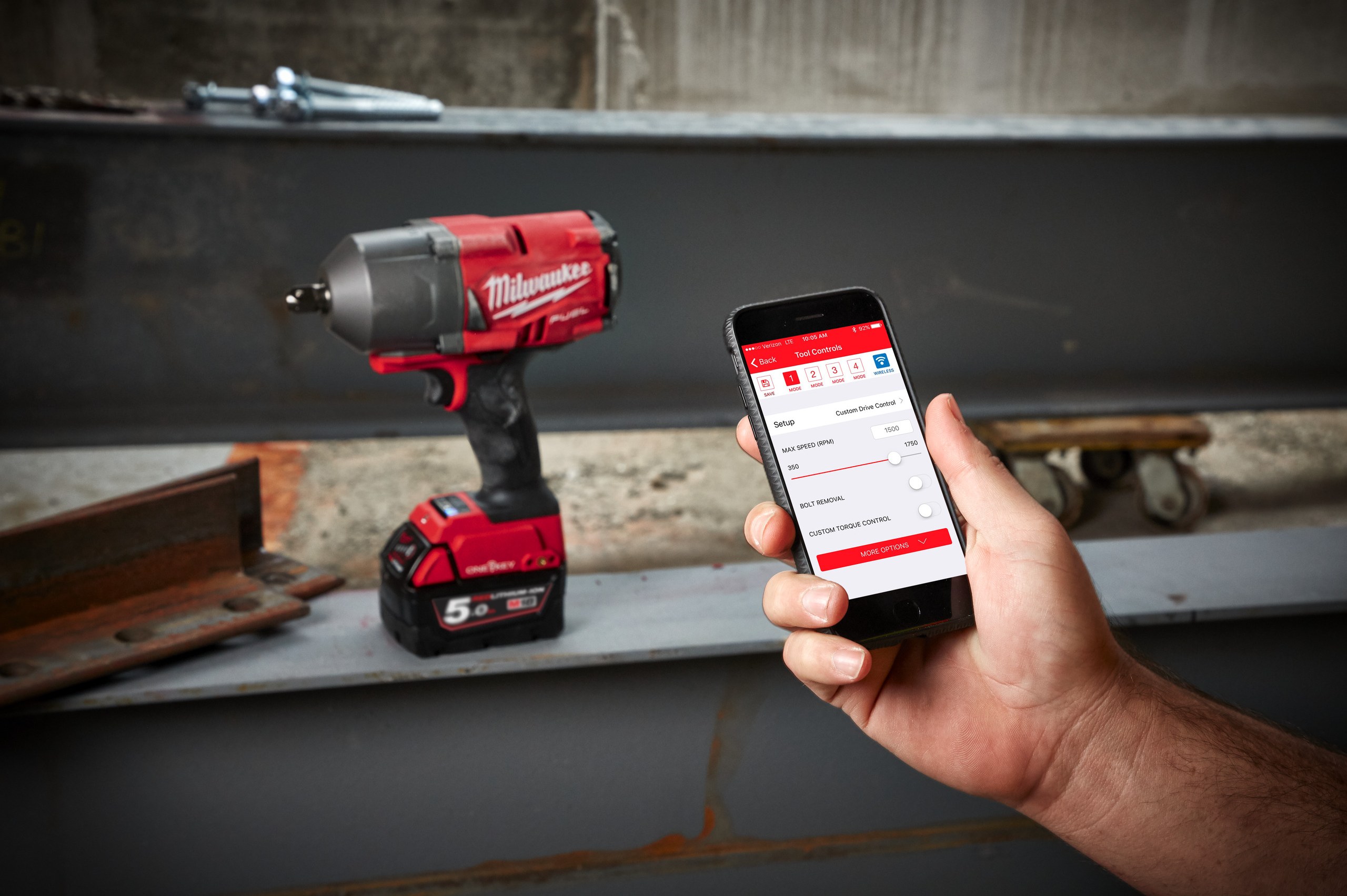 M18 ONEFHIWF12 FUEL ONE-KEY 1/2″ slagmoersleutel met hoog koppel in gebruik op de werkplek