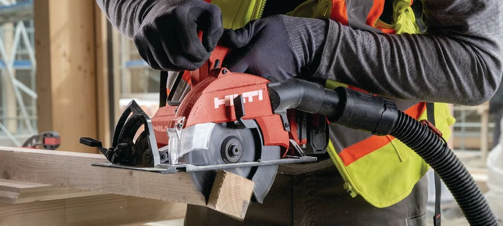 Carpenter cutting timber with the Hilti SC 6WL-22